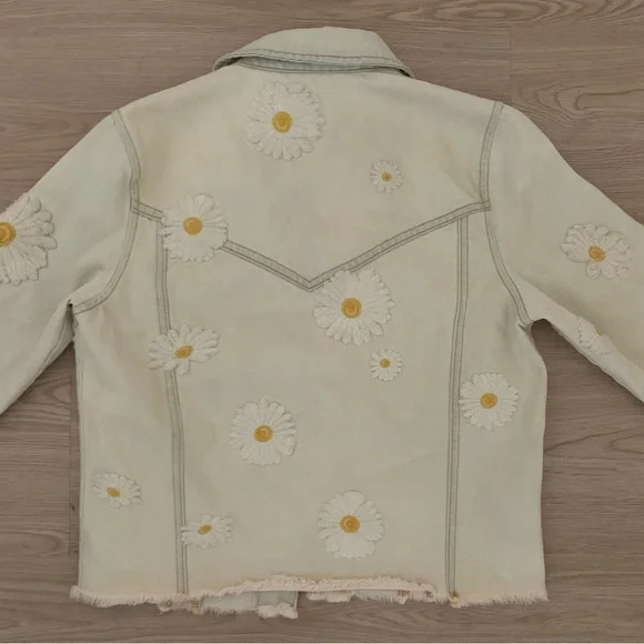 𝅺BlankNYC daisy flower embroidered denim jacket